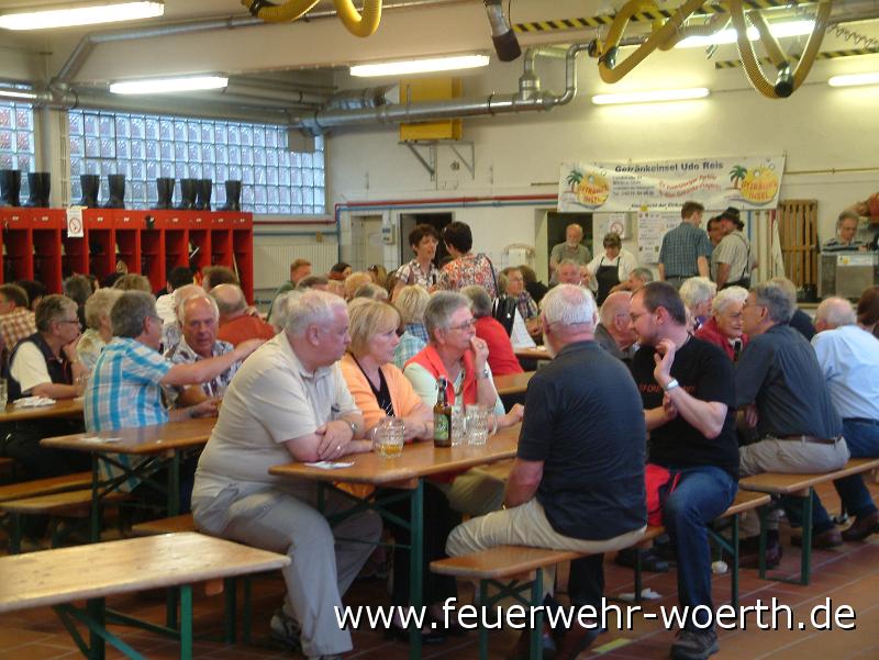 2012.04.30 Maibaumaufstellung 011.JPG